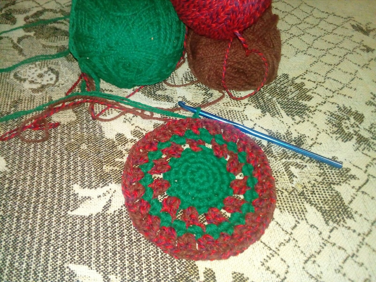 Цвета самые зимние - ель и остролист с тёмно-красными ягодами