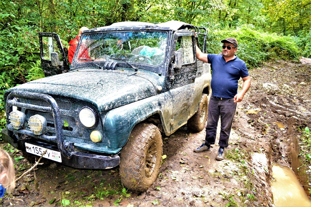 Да, бывает и так! Это кадр из поездки на озеро Амткел в сентябре 2016 года. На фото наш гид - Артур Мангурсузян со своим "железным конём" после жёсткого подъема к озеру.