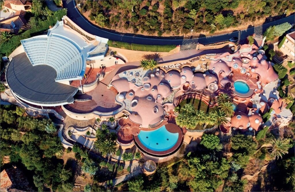 За сколько можно купить виллу у Пьера Кардена на Лазурном берегу?
