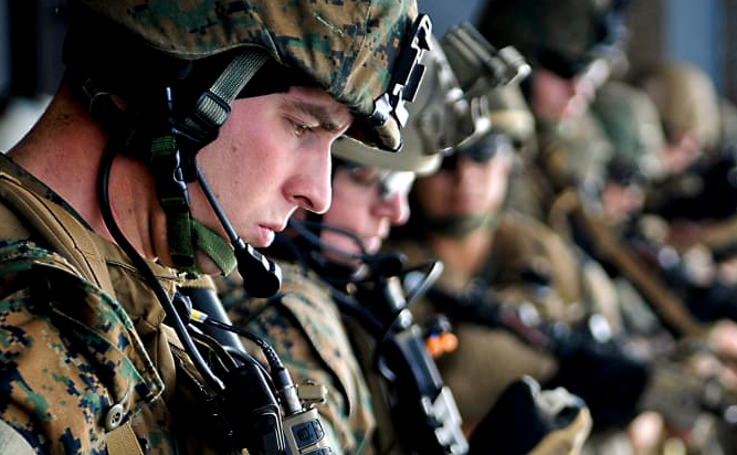 Морские пехотинцы проверяют свое оружие во время учений