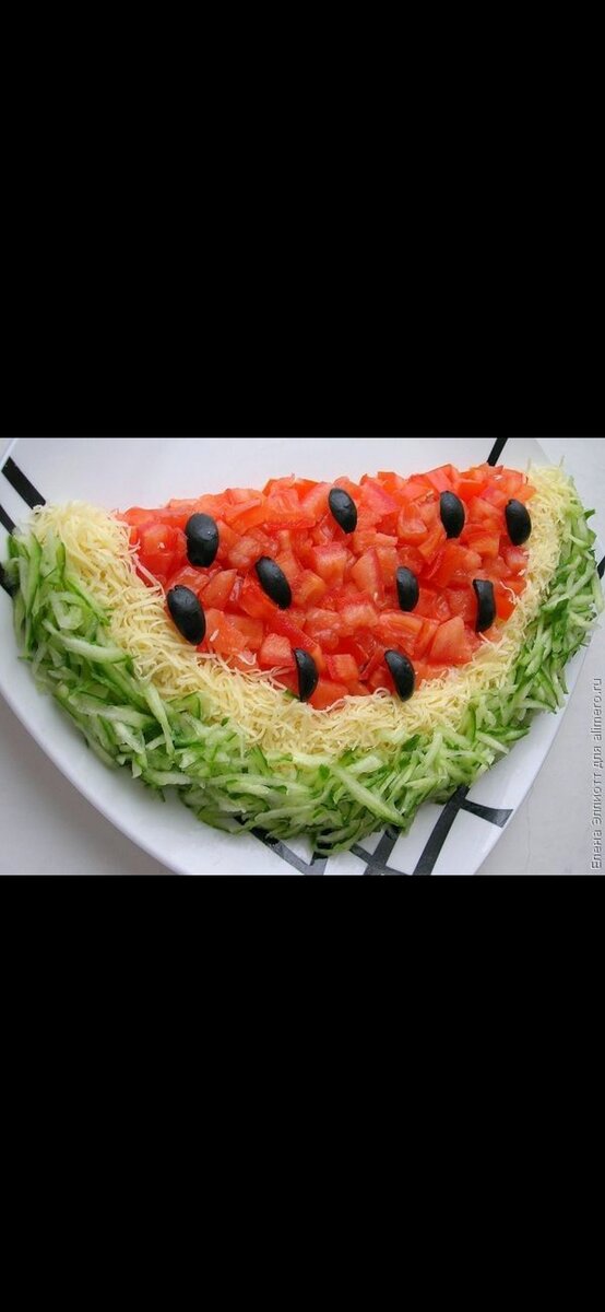 Ингредиенты
отварное куриное филе – 100 г
твердый сыр – 100 г
маслины без косточки – ½ банки
майонез – по вкусу
огурец – 1 шт.