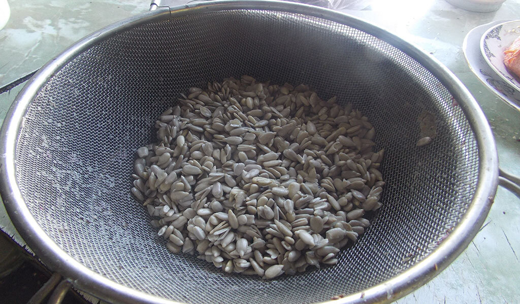 После воды семечки слегка набухают