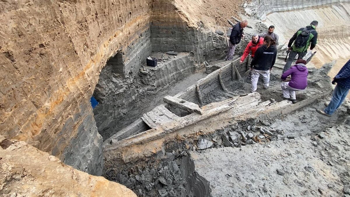 Одна из лодок в процессе раскопок. К сожалению корма была уничтожена экскаватором.