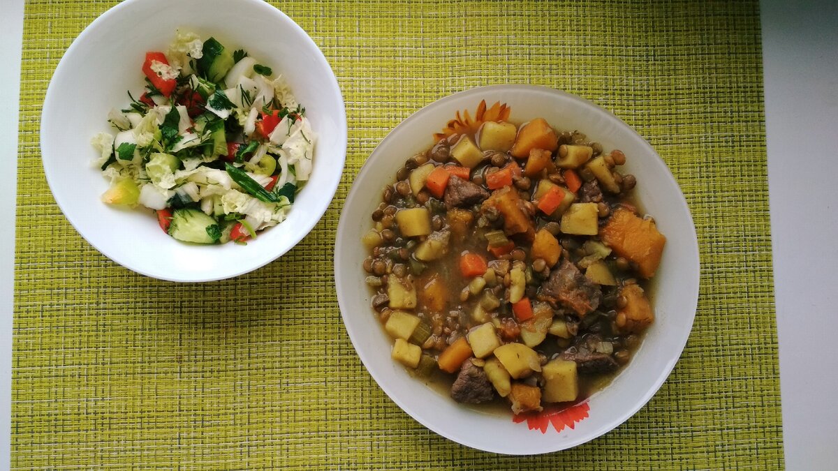 Тушёная говядина с чечевицей и овощами, и салат