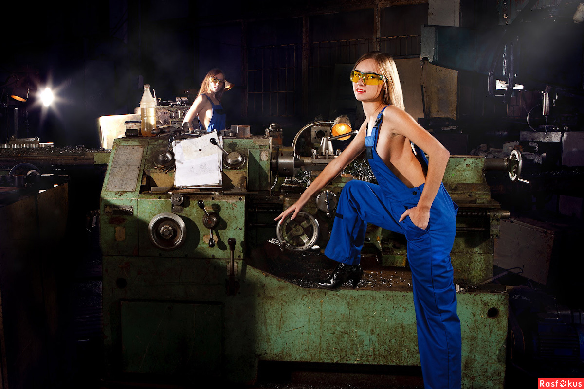 женщина у станка на заводе. женщина на заводе. девушка в цеху. токарь красивый. женщина токарь.