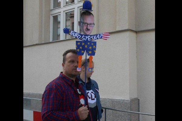 Чешский общественник Йиржи Черногорский с «евроституткой» старостой. Иллюстрация: facebook.com/jirka.bojovny.5