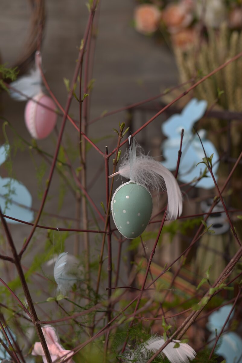 Праздничное настроение создать просто: достаточно весенние веточки любого дерева или кустарника с набухшими почками поставить в воду и можно каждый день наблюдать, как просыпается природа
