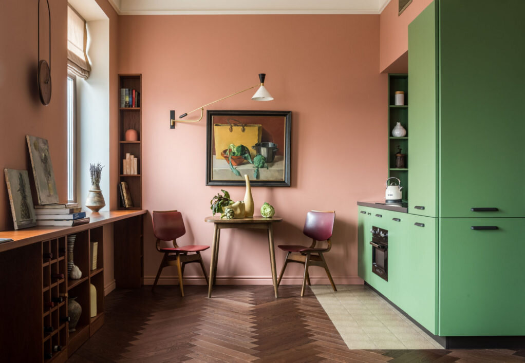 Кухня. Стол, Teak House; винтажные стулья, Repeat Story; винтажное бра из салона “Светильники” на Малой Ордынке; часы, Nomon; столярные изделия, мастерская “Катэя”; паркет, Finex; над столом картина Василисы Нечитайло, на подоконнике — Семена Агроскина.