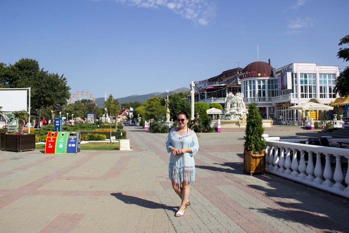 У александры кабардинка. Курортный городок Кабардинка. Кабардинка набережная 2021. Кабардинка Центральная набережная. Набережная поселка Кабардинка.