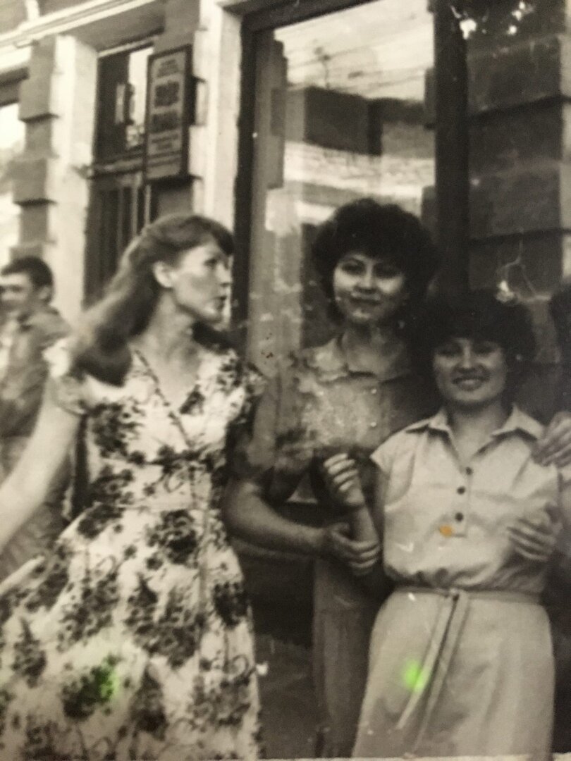 Я слева, худенькая и молодая