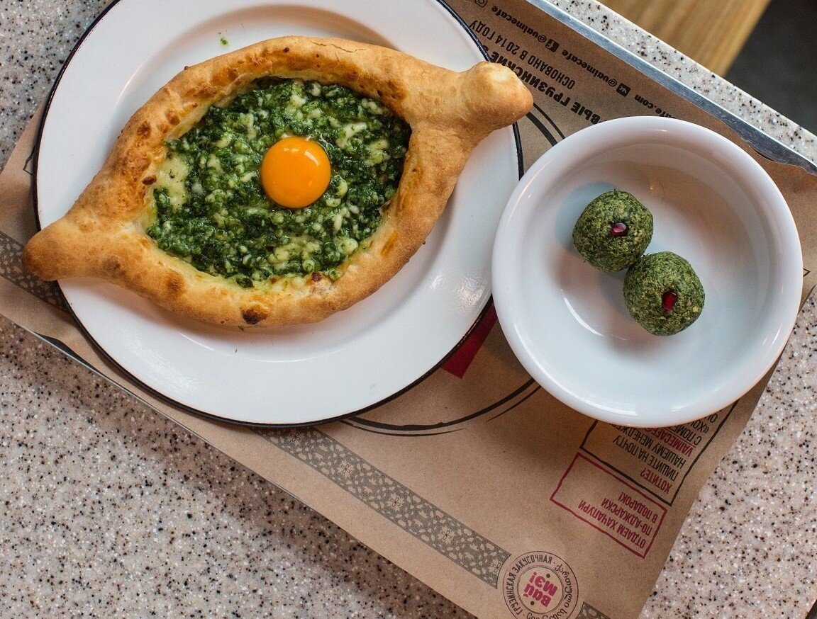 Вообще аджарскую лодочку я предпочитаю в классическом варианте, но иногда хочется и разнообразия: с ветчиной или с зеленью, как здесь. 