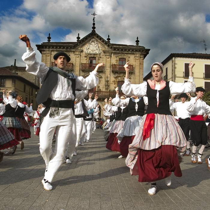 Народные танцы стран. Баски народ в Испании. Баски Испания внешность. Баски характер народа. Баски народ в Испании внешность.