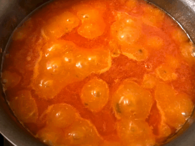 Из-за сливок и крахмала в составе супа соус имеет уже довольно приятную фактуру