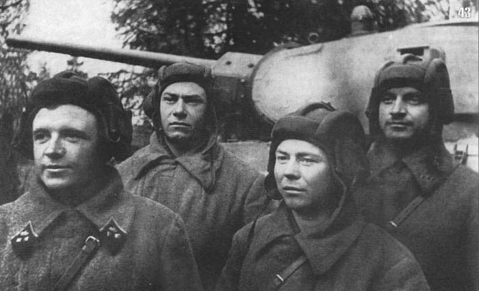 Экипаж Дмитрия Лавриненко, он сам крайний слева. Октябрь 1941 года.