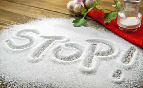 • Исключаем соль.  Если вы хотите в быстрые сроки избавиться от большого живота –  исключите соль хотя бы на 2 недели. Соль задерживает жидкость в  организме, а в ваших целях этого совсем не нужно.