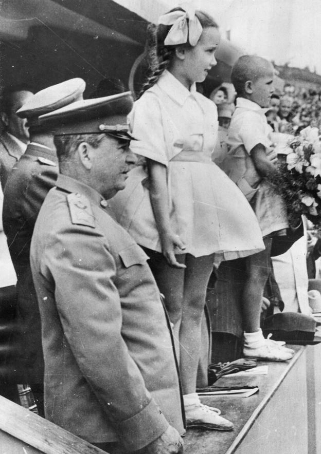 Руководитель СССР Иосиф Сталин с трибуны стадиона «Динамо» смотрит за парадом спортсменов. Фото: Getty Images