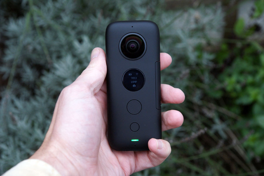 Insta360 one x в руке