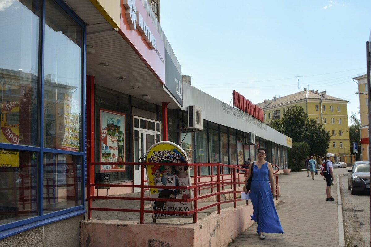 Продуктовая сеть на одной из провинциальных городских  улиц. 