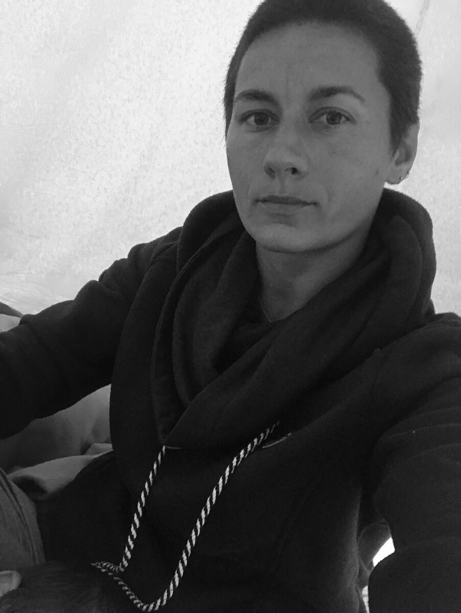 Я сходила к Оле как-то привести в порядок отросшую причу, и Оля мне подбрила виски. Я до сих пор не понимэ, оно это, или не оно. Сейчас попробую сфоткать, чтобы было нормально видно.