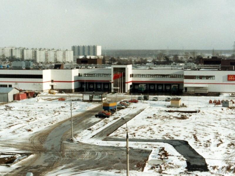 Прежде чем открыть ресторан, компания «Макдоналдс» построила совершенно независимую организацию со своими фермами в Подмосковье по поставке картофеля, своими перерабатывающими предприятиями по выпуску булочек для гамбургеров, мяса, яблочных пирожков и других продуктов для ресторанов. В районе Солнцево был построен гигантский перерабатывающе-распределительный комплекс. Всего компания инвестировала в свой проект в СССР порядка 50 миллионов долларов.