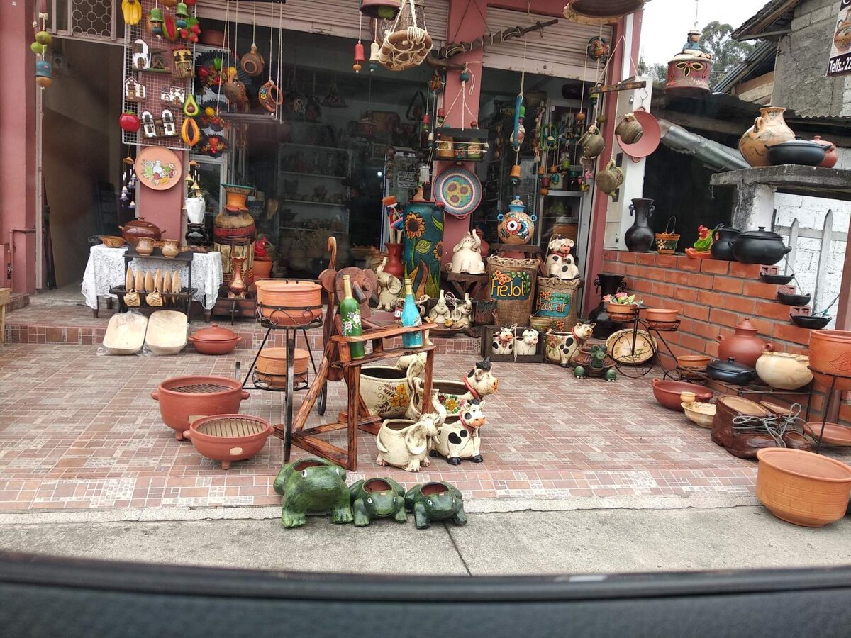 Давайте заглянем внутрь магазина,чувствую, что увидим необычные изделия.