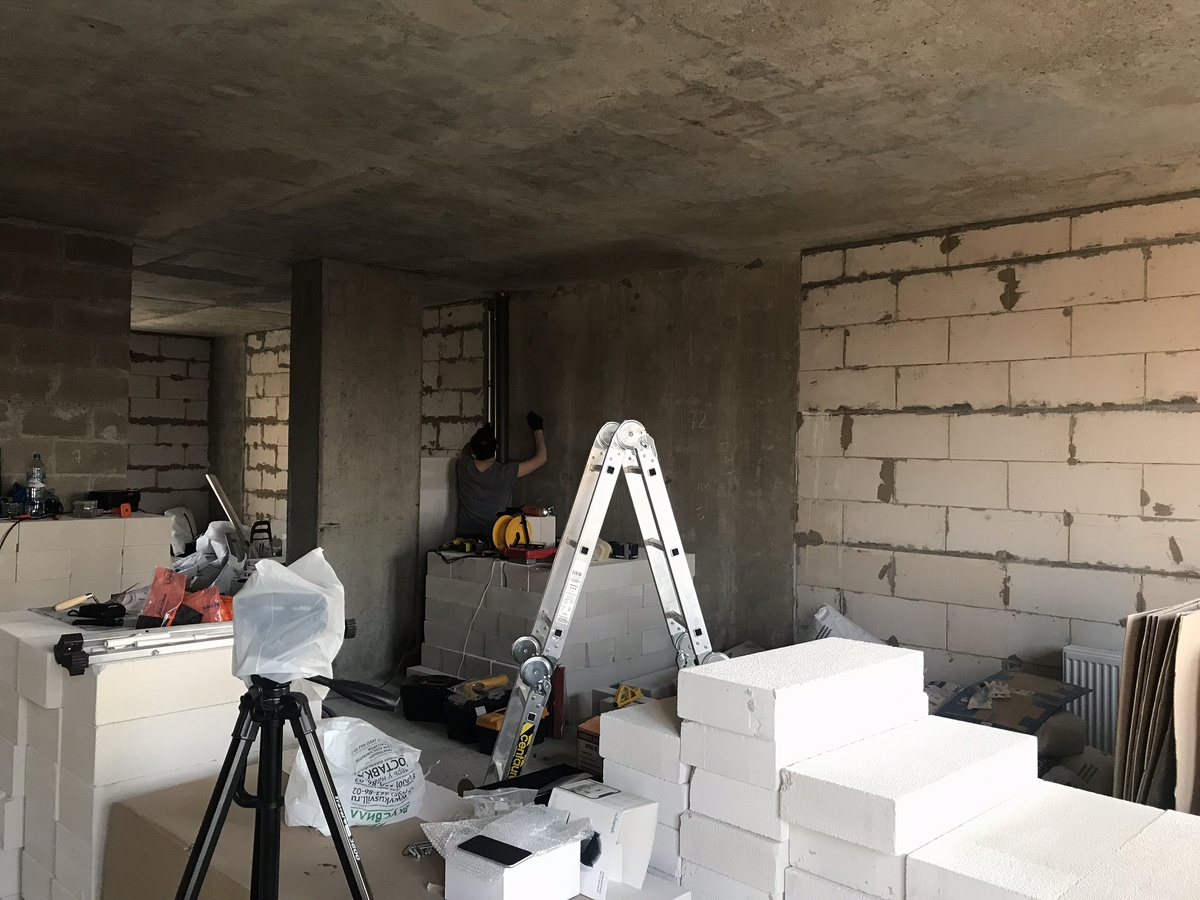 Нагрузку на плиты перекрытия важно равномерно распределять, поэтому сложить все в одной комнате, а в другой делать — не выйдет. 