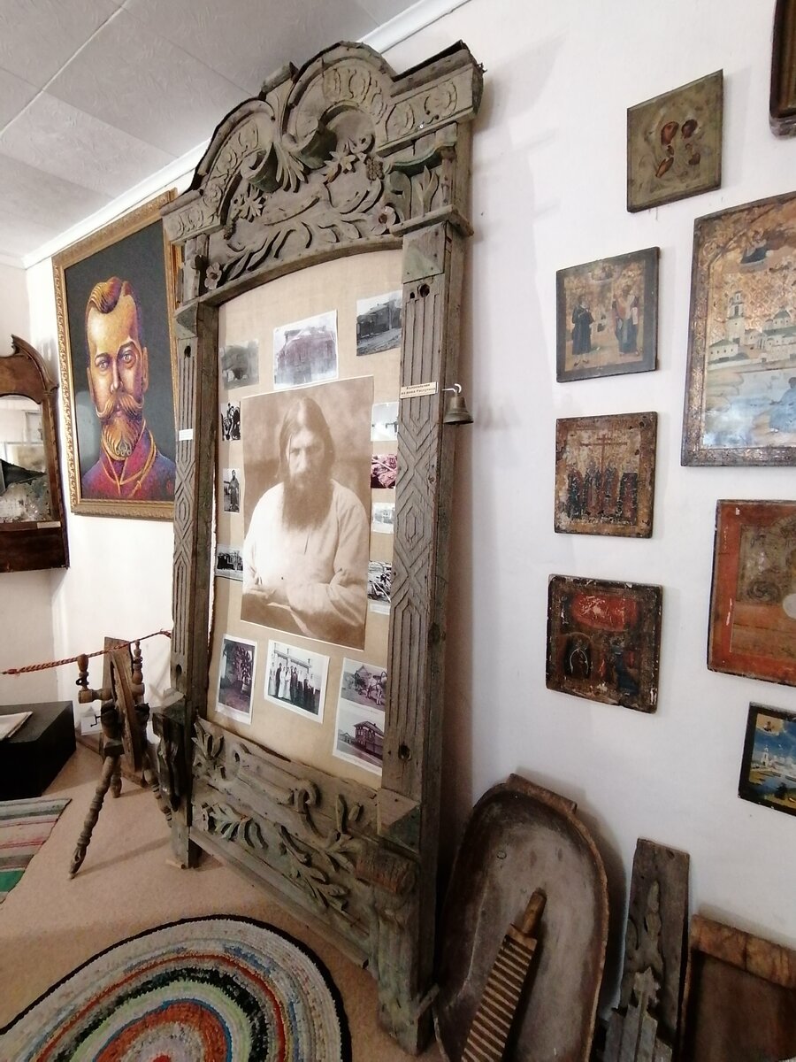 Музейная экспозиция из вещей, принадлежавших семье Распутиных. Фото автора.