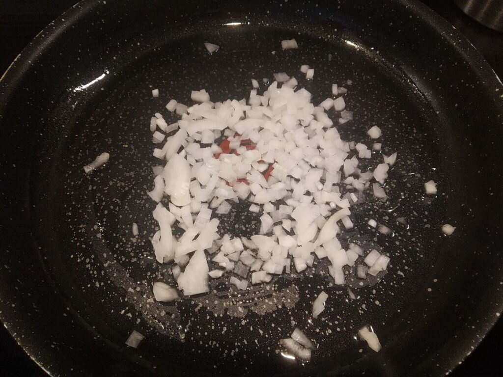 Обжариваем лук на кокосовом масле