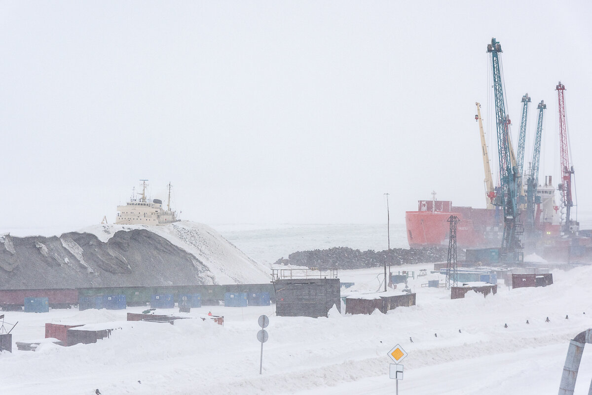 Главный лесоэкспортный порт северного района. Зимник Дудинка Диксон. Арктика порт Диксон. Новый порт Диксон. Порт Таймыр.