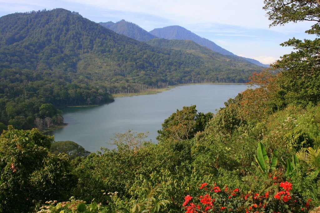 Источник: http://www.maribalitours.com/wp-content/uploads/2015/08/Bali-Twin-Lake-Buyan-and-Tamblingan-Lake-at-Highland-Bedugul-Singaraja-regency-Bali-island-Mari-Bali-Tours-1-1024x683.jpg