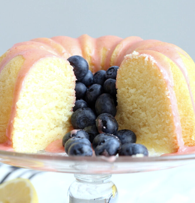 Мягкий лимонный бисквит с клубничной глазурью