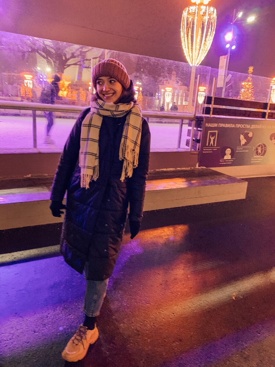 Я на фоне катка, на котором так и не покаталась