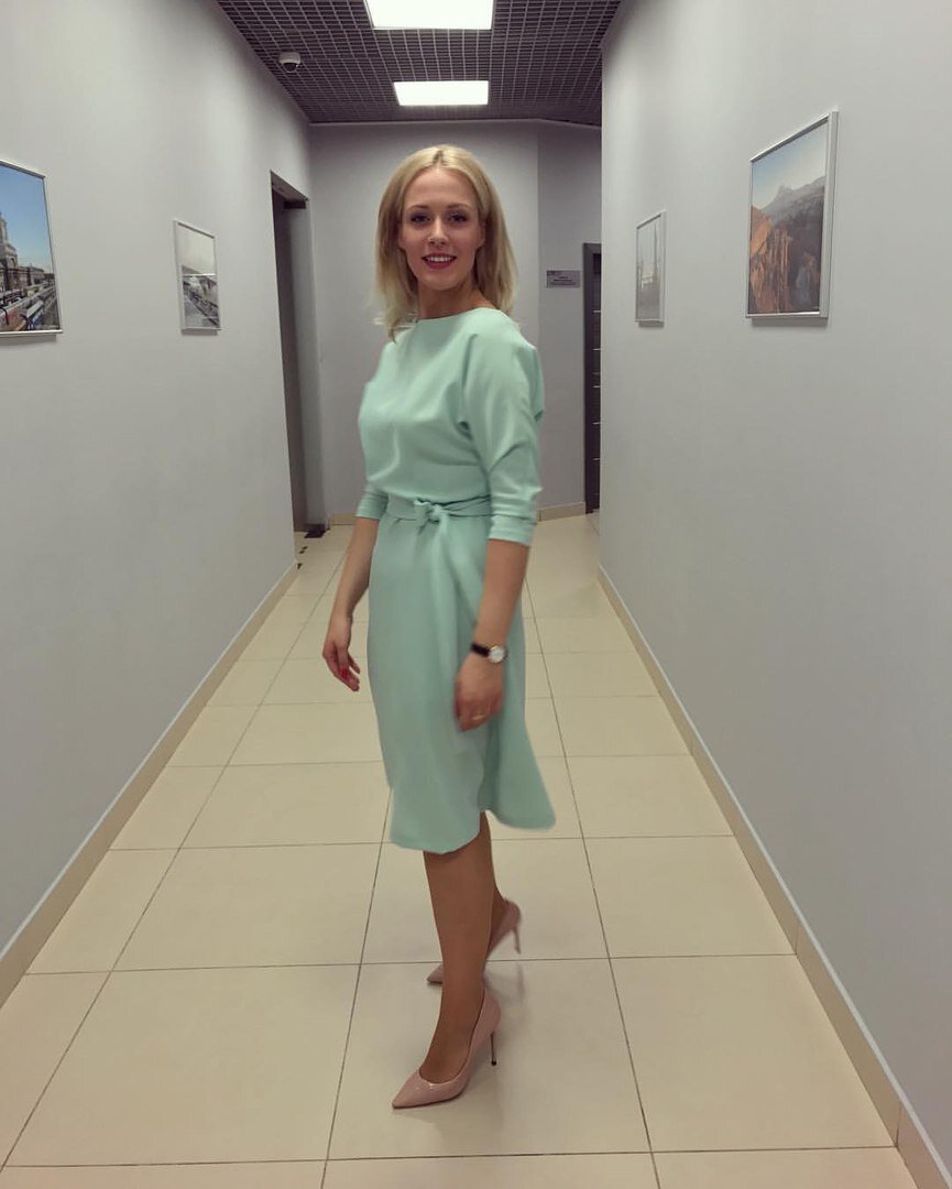 Романс "Над нами солнце засияло" 
Над нами солнце засияло,
Твоя улыбка в плен меня взяла,
Счастье незаметно уплывало,
Увидел я твои глаза.

Пылает страсть в душе моей,
Во взгляде нежном утопаю,
Не замечаю уходящих дней,
Красотке я душу открываю.

Летят по небу облака,
Ладонь любимой я сжимаю,
Уходит прочь тоска моя,
Покой земной в душе теряю.

05.01.2019 год.