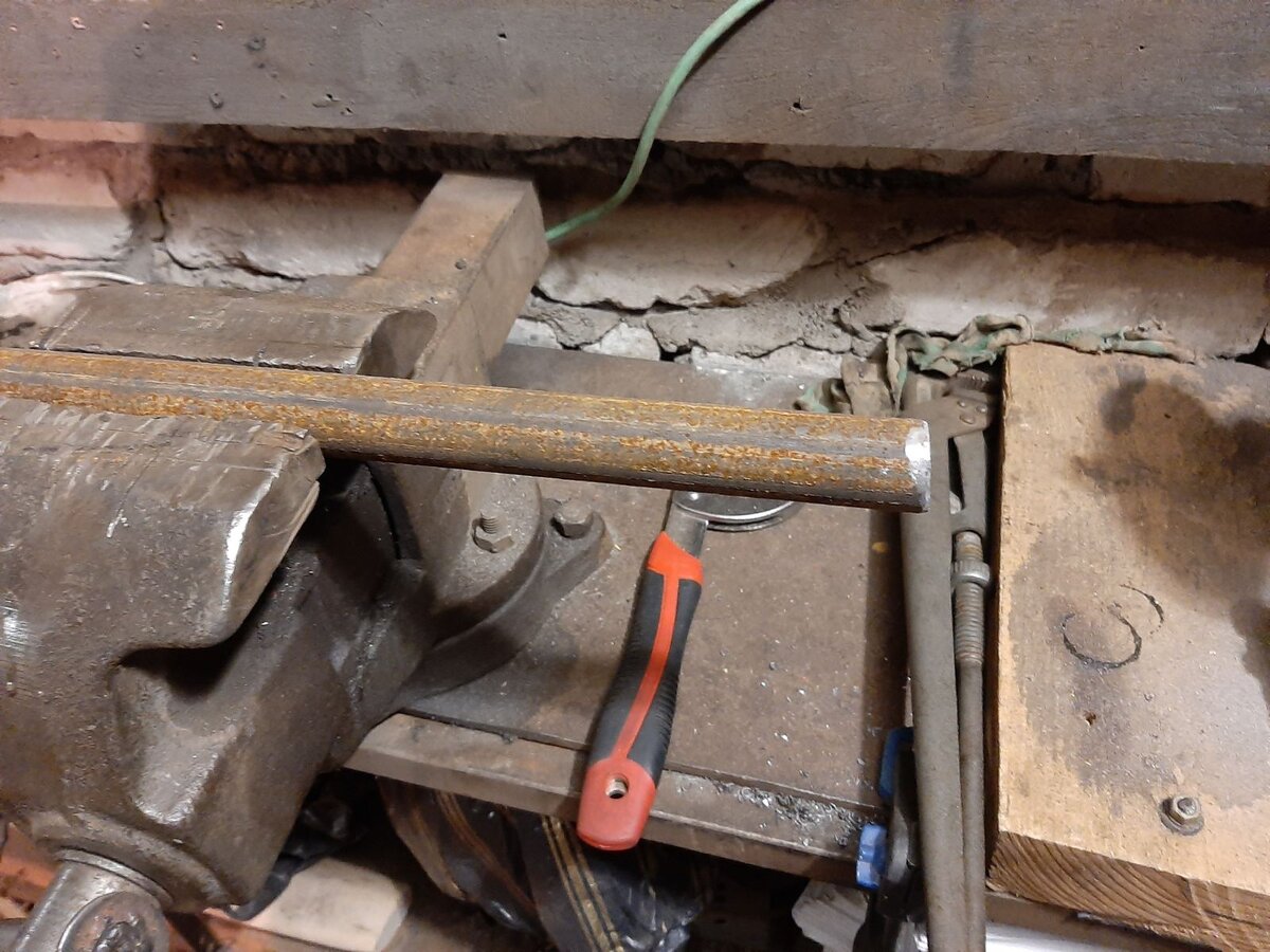 Так как края труб были с заусенцами от распиловки болгаркой, пришлось чуть-чуть зачистить их напильником, а для более лучшего скольжения клуппа смазал края салидолом