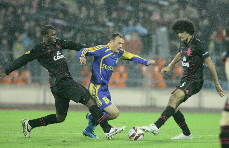 В сезоне 2009/2010 борисовский клуб начал свой путь в Лиге Чемпионов со второго квалификационного раунда. В соперники попалась очень удобная команда из Северной Македонии – ФК Македония. В первом матче БАТЭ посетил город Скопье, где выиграл 0:2 у местной команды. Домашний результат был таким же положительным, победа 2:0 и проход дальше. На игру в 3-м квалификационном раунде борисовчане выглядели явными фаворитами. Но в первой же игре их соперники были против критиков, и «Вентспилс» выиграл у себя дома в Латвии борисовский клуб со счетом 0:1. В Беларуси же латвийский клуб решил показать кто сильнее и забил в самом начале первого тайма. Поражение в гостях и пропущенный гол дома были явно катастрофой. Хоть «БАТЭ» очухался и забил дважды, но дальше пройти они не смогли…  Обычная литовская команда выбила белорусов в Лигу Европы. Свой путь борисовчане начали с раунда плей-офф, где им нужно было обыграть только одну команду. Что они и сделали! В Борисове они хоть и проиграли 0:1, но зато в гостях они сыграли феерично, забили 4-ре гола и вышли в групповой этап Лиги Европы. 
