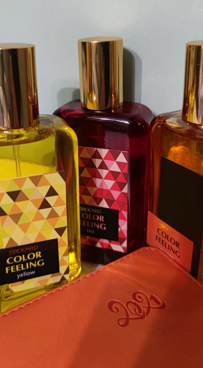 Флаконы сделаны хорошо. Приятные 100 мл "кирпичики". Распылители не текут, ничего не болтается. Крышки закрываются плотно. 