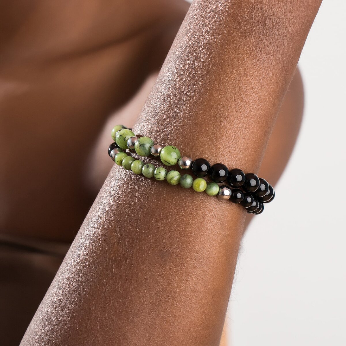 На фото браслет с нефритом и черным агатом