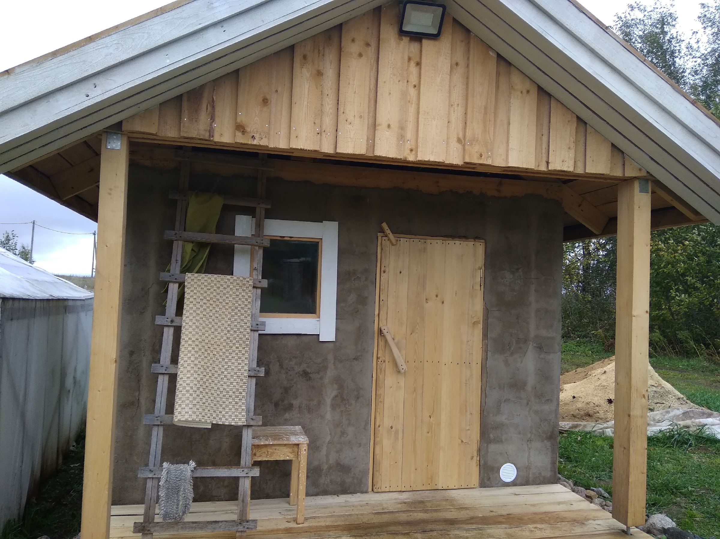 Опилкобетона баня. Птичник из арболита. Баня из монолитного арболита. Опилкобетон монолит сарай. Опилкобетона баня.