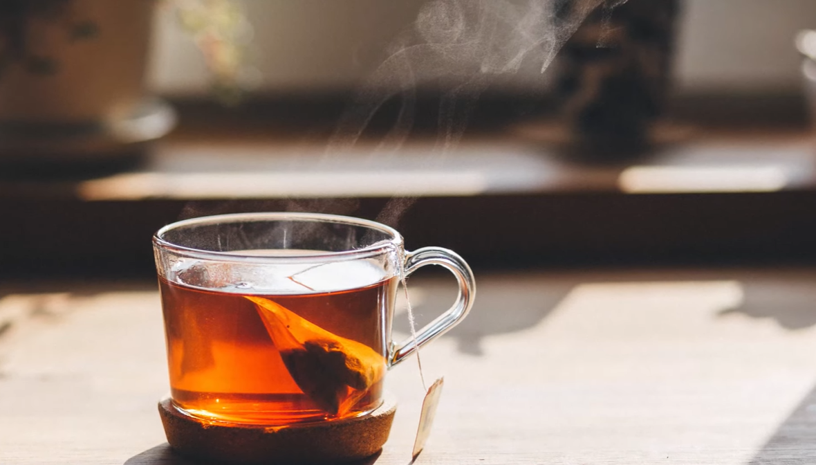 Как правильно спасаться от жары. Зеленый чай жара. Почему горячий чай охлаждает в жару. Почему горячий чай охлаждает в жару. Чай летом в жару.