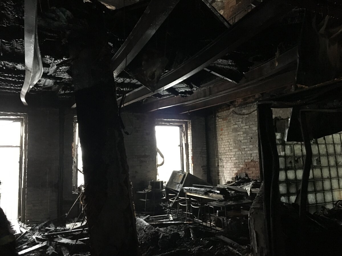 Перекрытие. Несущие двутавровые балки деформированы от температуры.