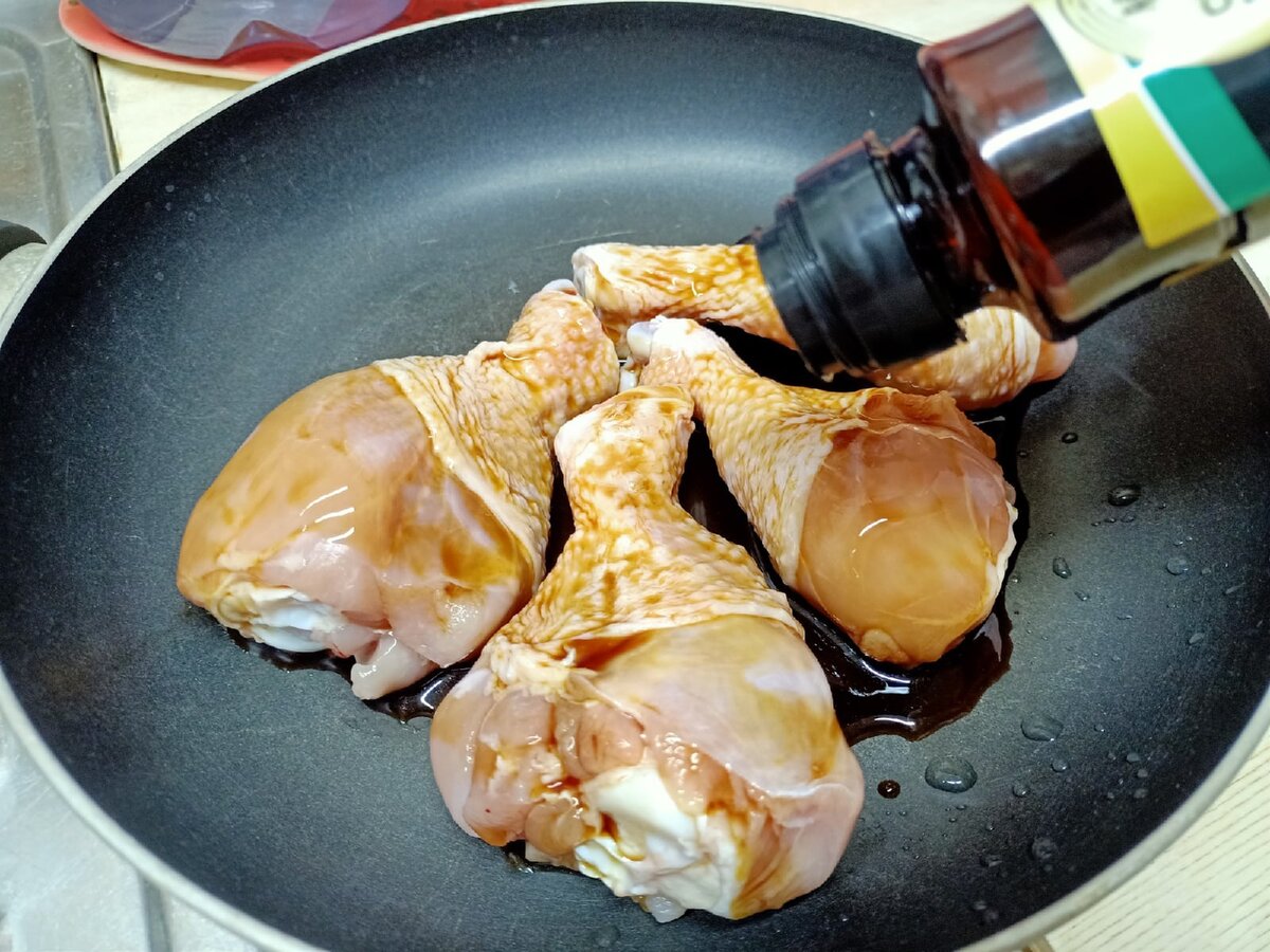 поливаем соевым соусом