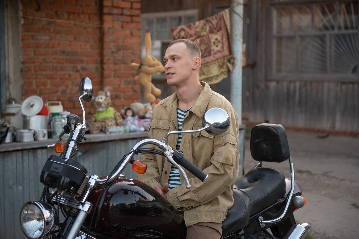 Юра Борисов в роли Алика-Афганца. Источник фото: https://www.kino-teatr.ru/kino/movie/ros/137095/foto/i2/906546/