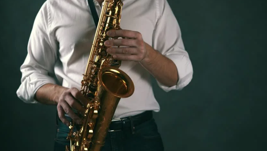 Playing saxophone. Человек с саксофоном. Игра на саксофоне. Мужчина с саксофоном. Человек играющий на саксофоне.
