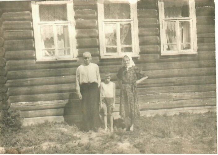 Бабушка и дед около своего дома в г.Тутаев. Мальчик между ними похож на моего старшего брата Виктора.