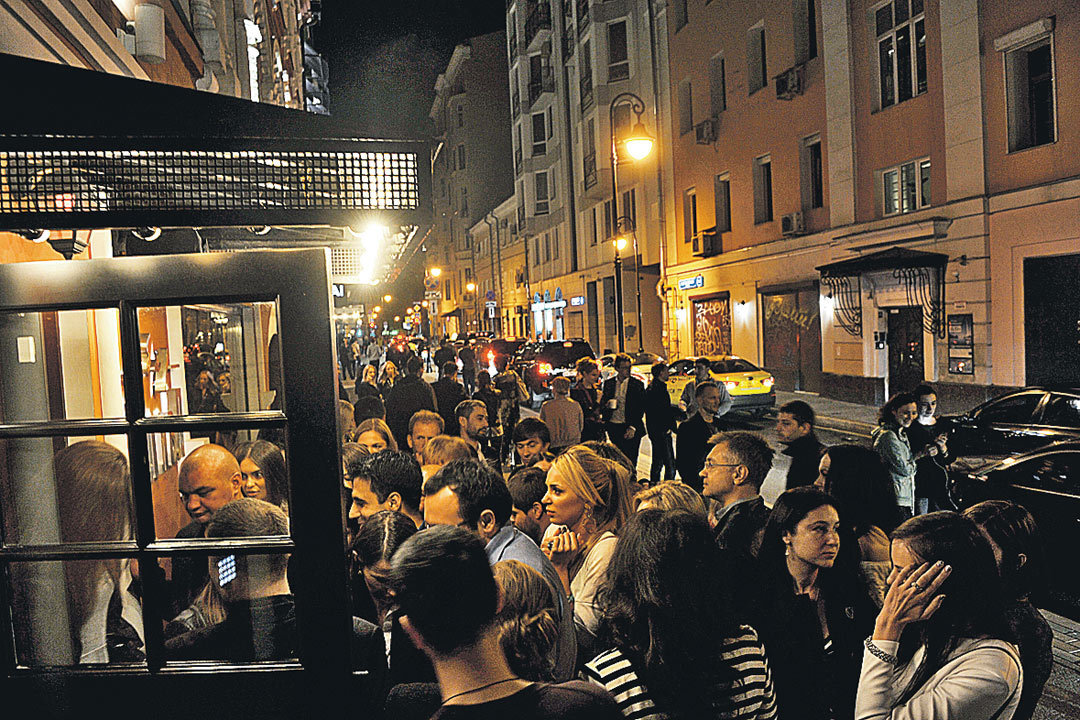 Патриаршие пруды пресненский район. Патрики это где. Патриаршие пруды кафе на улице. Патрики патриаршие пруды. Патриаршие пруды улицы.