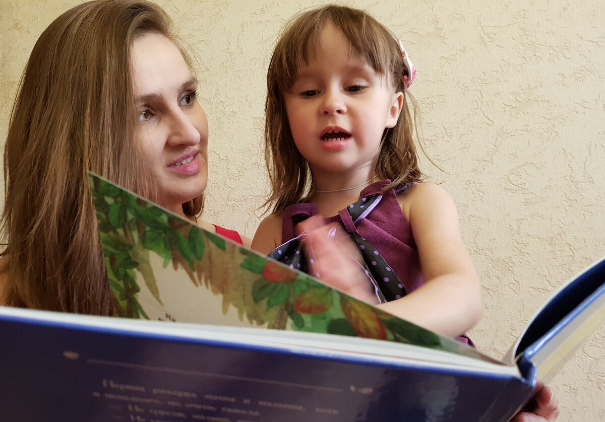 На фото читаем "Поцелуй в ладошке"