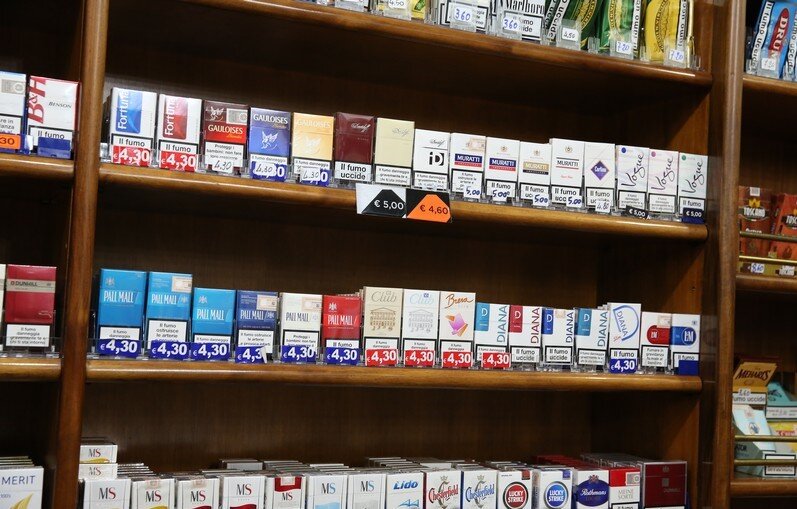 Сигареты 90х. Сигареты названия. Сигареты 2000 годов. Бренды табака. Марки сигарет.