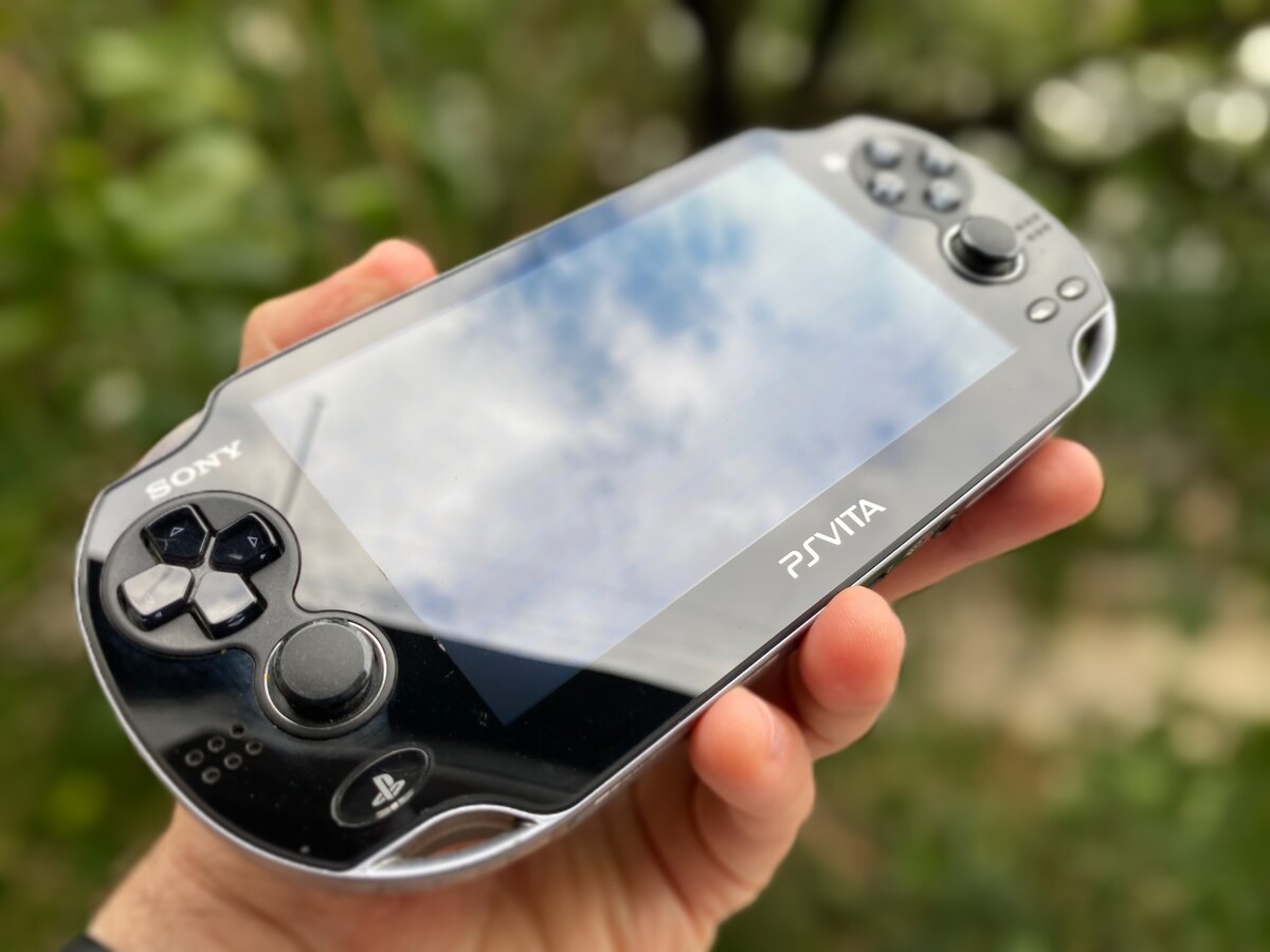 Сегодня поговорим о Playstation Vita - портативной консоли, которая является одним из провальных проектов игрового подразделения Sony.-2