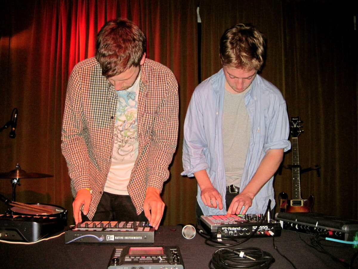 фото: https://mattleslie.org/2010/10/02/mount-kimbie-at-the-drake-underground/