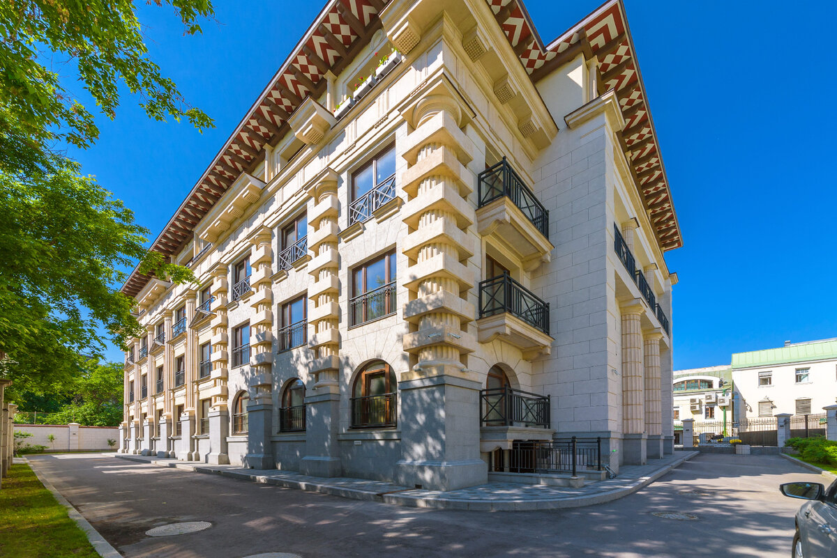 Palazzo Imperiale - дом класса "элит" на 22 квартиры. Архитектор - Михаил Филиппов, пожалуй, лучший российский специалист, осуществляющий проекты в стиле "палладианство". Застройщик - Аквилон Эстейт. Год постройки - 2017